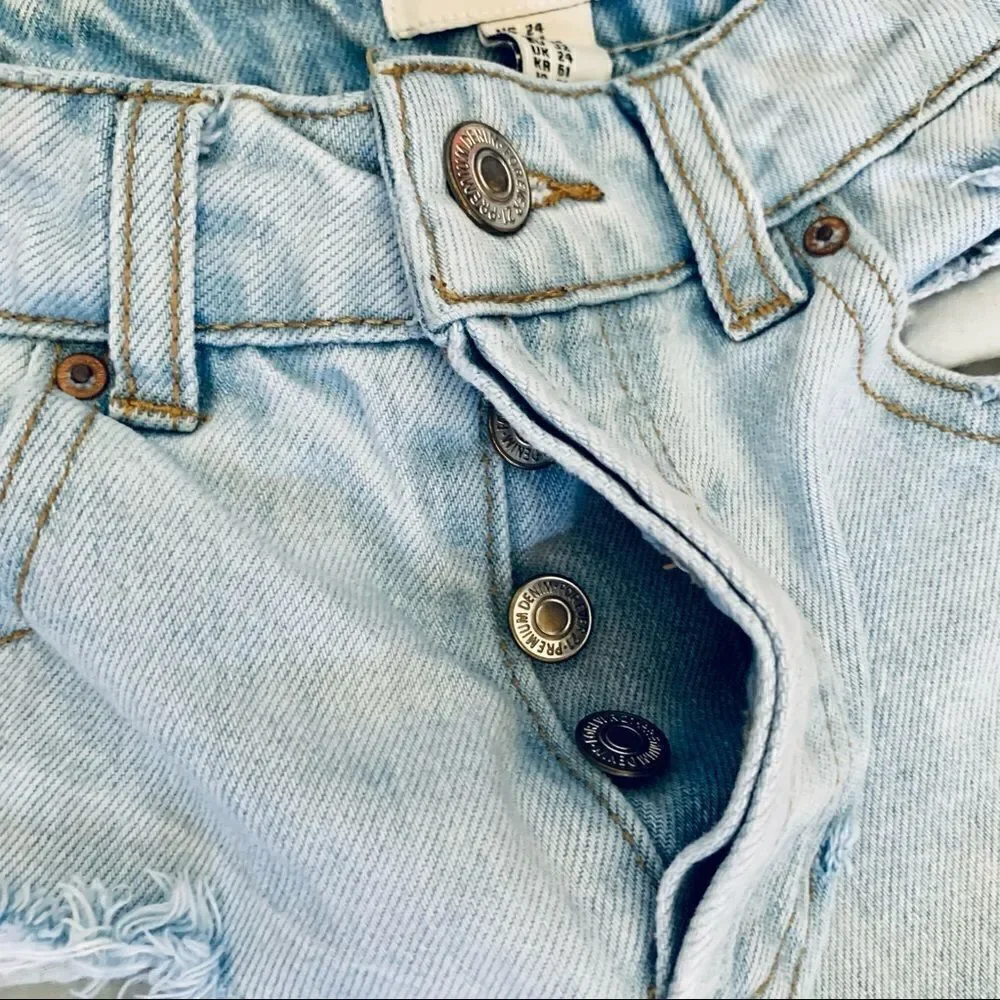 Forever 21 Light Wash Blue Denim Distressed Shorts Size 24 - Picture 4 of 11